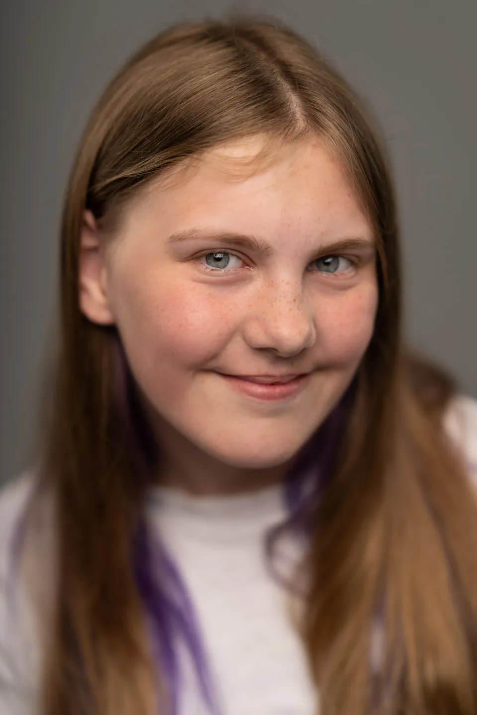 Pige med lilla striber i håret