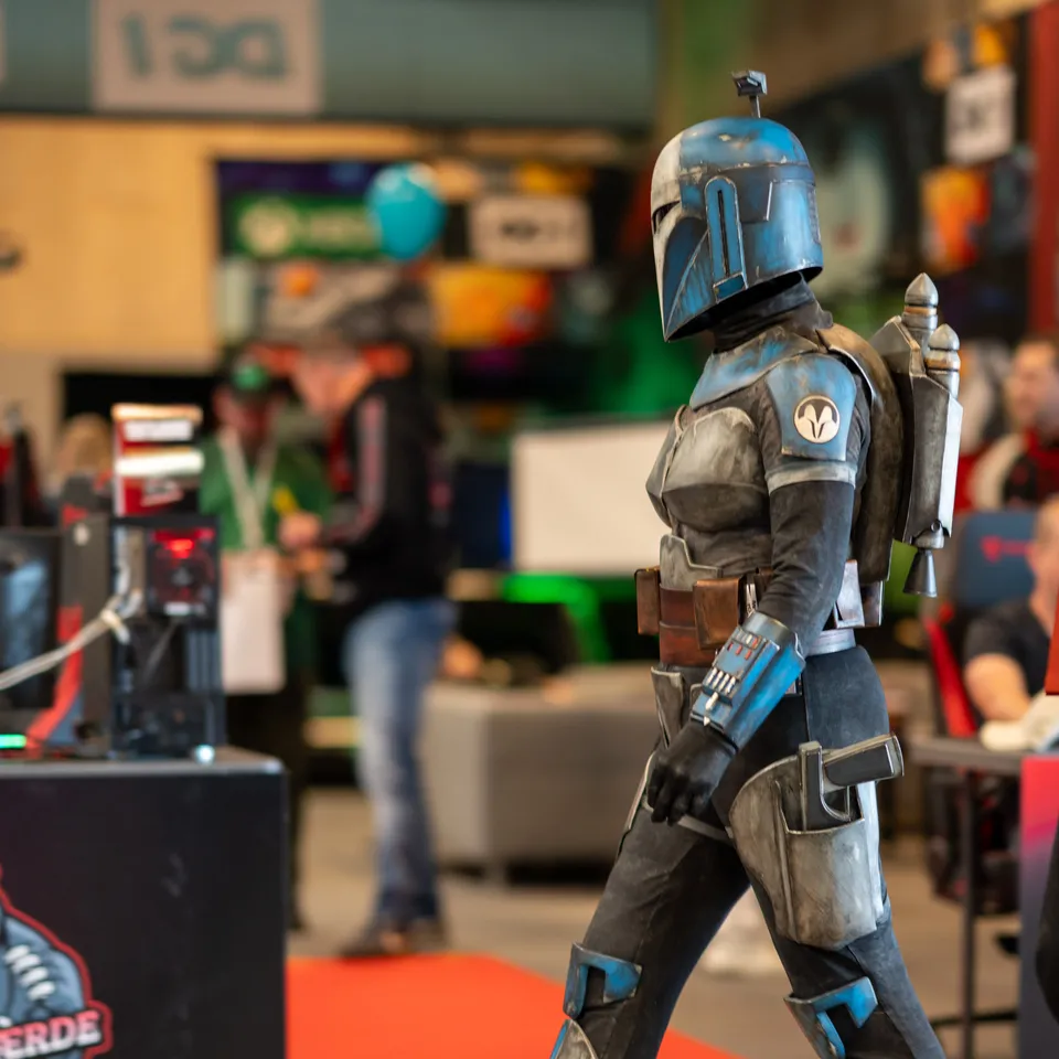 Cosplayer i Mandalorian-rustning