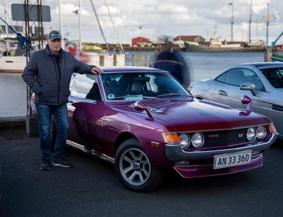 Lilla Toyota Celica og stolt ejer ved havnen