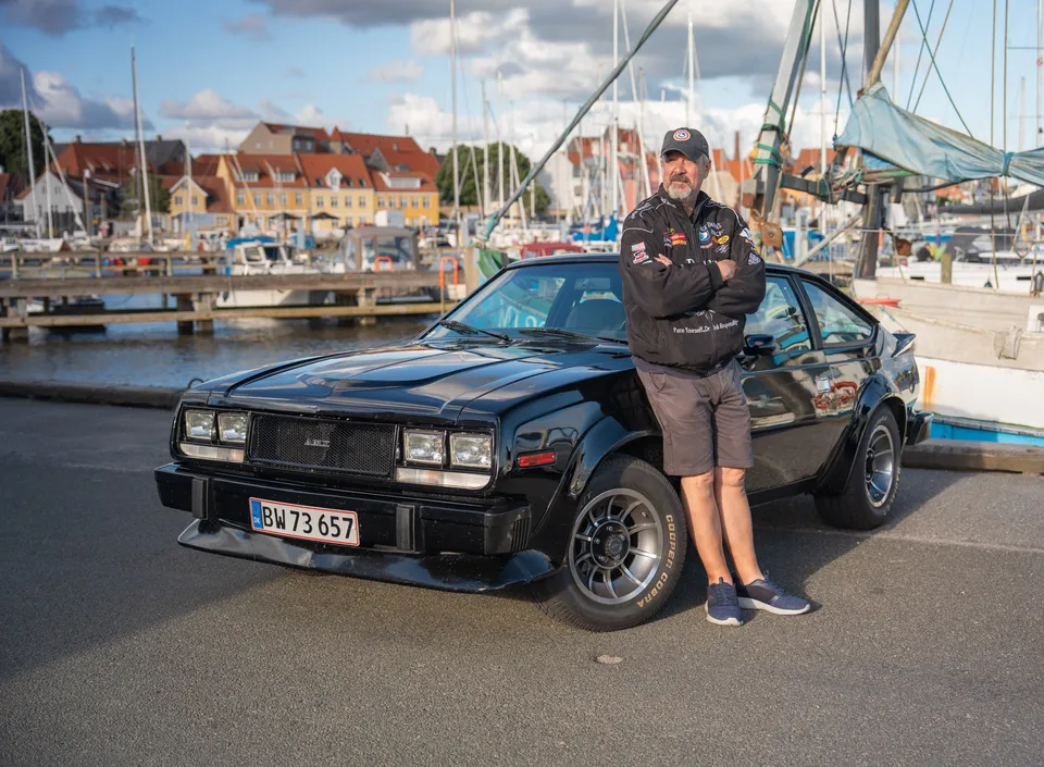 Sort sportsvogn ved lystbådehavn