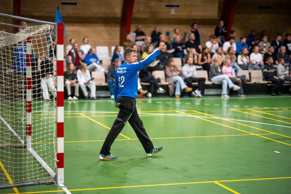 Målmand jubler i hallen