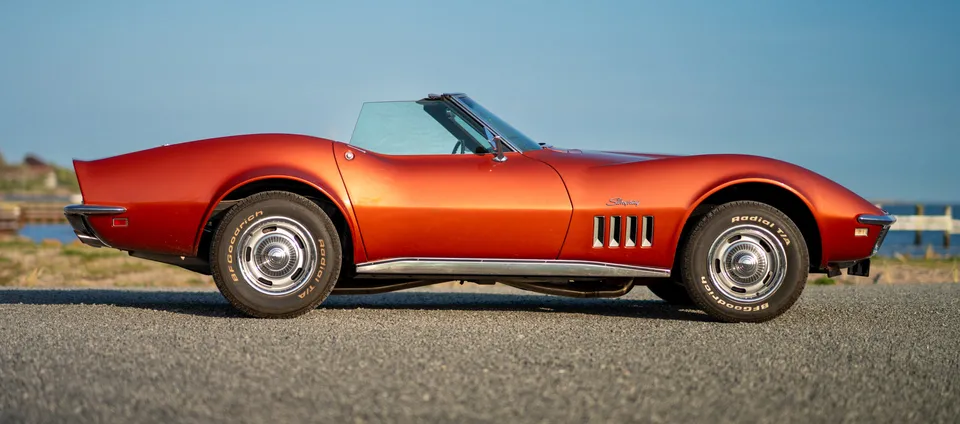 Rød Corvette Stingray ved vandet